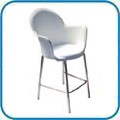 Banqueta Gogo Basic cromada. Seu design se integra aos mais diversos ambientes como reas de comunicao, restaurantes, salas de treinamento, reas de lazer, copas, lanchonetes e cafs, entre outros. Por ser injetada em polipropileno,  de fcil limpeza e manuteno e extremamente resistente. Disponvel tambm com estrutura fixa preta, prata ou cromada.